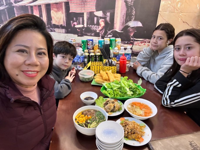 Chị Hồng Phước cùng các con trong chuyến du lịch ở Hà Nội, tháng 12/2024. Ảnh: Nhân vật cung cấp
