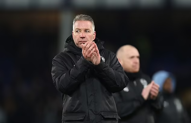 HLV Darren Ferguson trước trận đã nhấn mạnh ông sẽ cho Tyler Young dự bị, nhưng không bảo đảm anh sẽ ra sân