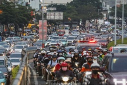 Kẹt xe kinh hoàng ở TPHCM, xe máy vẫn không dám leo lề