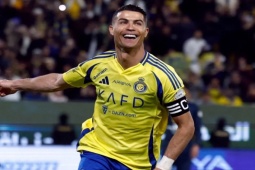 Ronaldo "mở tài khoản" năm 2025: Cán mốc 917 bàn, phấn khích trêu thủ môn