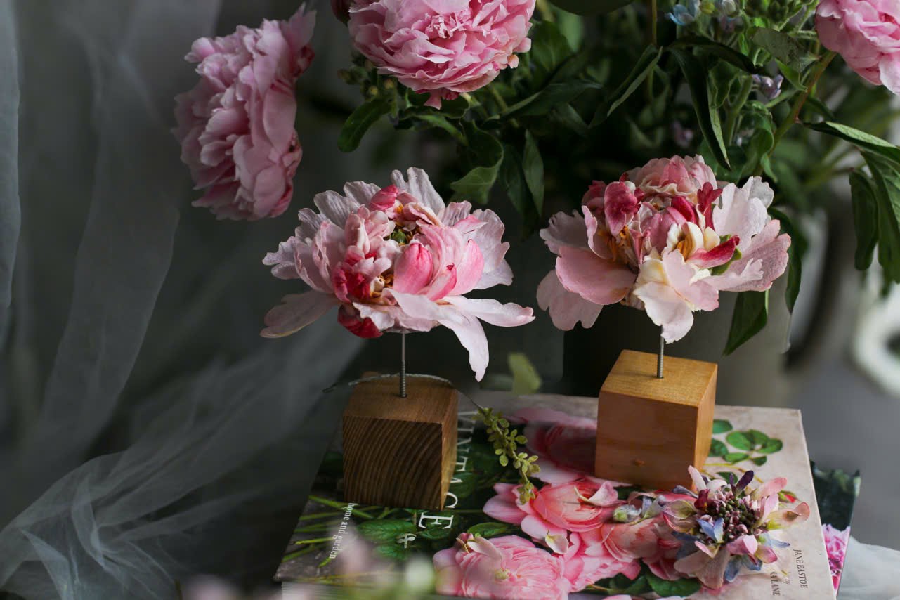 Việc trang trí bánh với các bông hoa bơ yêu cầu sự tỉ mỉ và khả năng phối hợp màu sắc sao cho hài hòa.