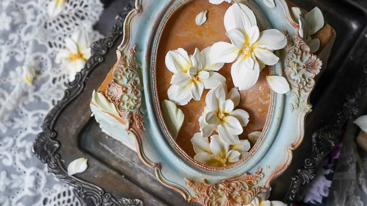 Bánh kem hoa được chị Thùy Dương tạo hình thật đến nỗi khó phân biệt đâu là bánh, đâu là hoa nếu đặt chúng cạnh những bông hoa thật.