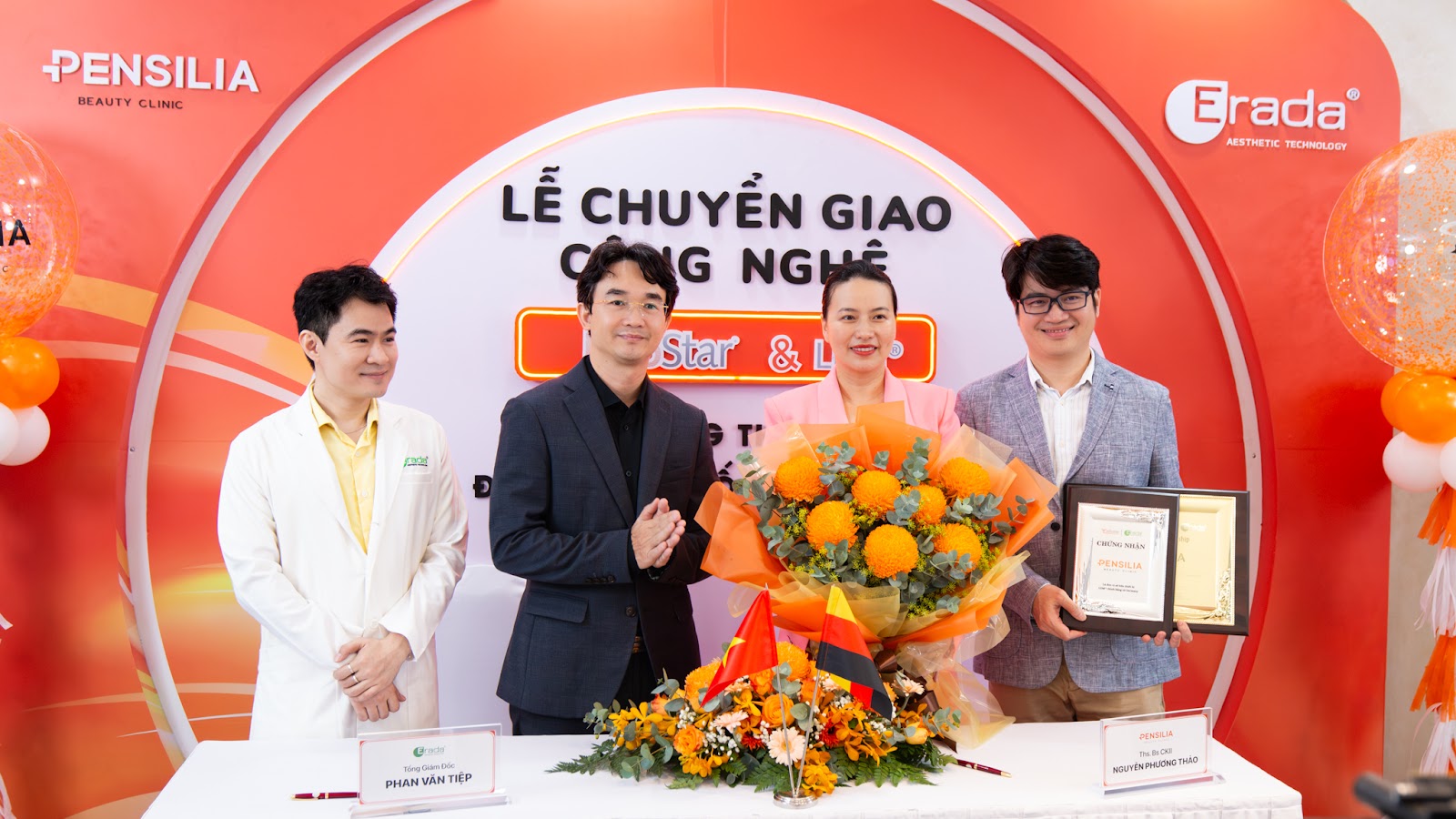 Đại diện Erada Việt Nam cùng đại diện Pensilia tại lễ ký kết chuyển giao