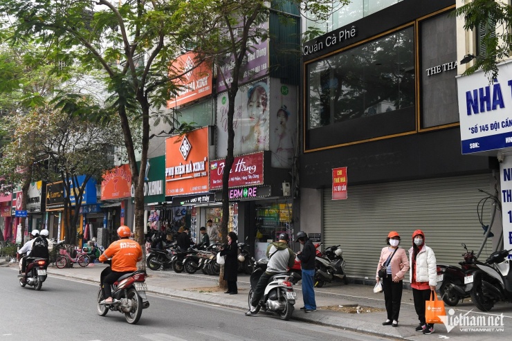 Theo chị Hà Tâm Anh (chủ một hàng cà phê trên phố Đội Cấn, quận Ba Đình), giá cho thuê cửa hàng tăng chóng mặt trong khi tình hình kinh doanh ở mức cầm chừng. Trong khi đó, chủ nhà không quan tâm tới khả năng sử dụng thực tế. Họ thấy xung quanh lên giá nên đã tăng theo, thậm chí sẵn sàng trả cọc, hủy hợp đồng nếu khách không chấp nhận giá thuê mới. 