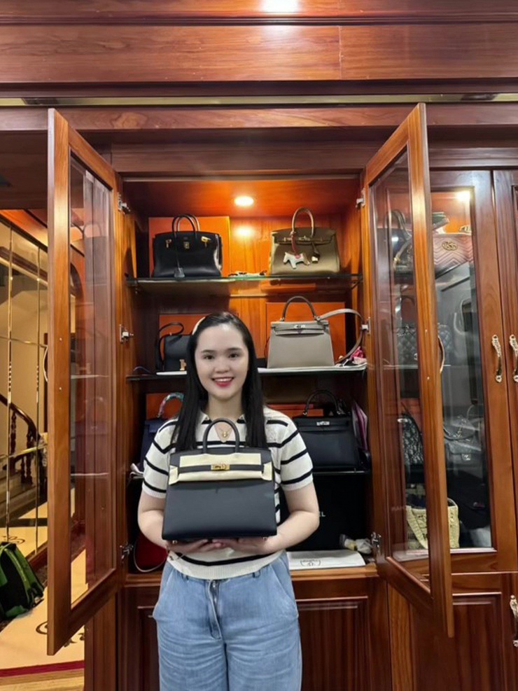 Cô từng khoe tủ đồ trưng bày các mẫu túi hiệu sưu tầm. Trên tay cô là túi da xách tay Hermès Birkin 25, có giá hơn 700 triệu đồng được Duy Mạnh tặng. Bộ sưu tập túi hiệu của Quỳnh Anh có nhiều thương hiệu từ Gucci, Chanel, Hermès, Dior.