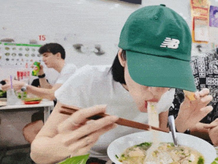 Khách Thái thử món phở 3 đời ở TPHCM, ăn một bữa no nê hết hơn nửa triệu