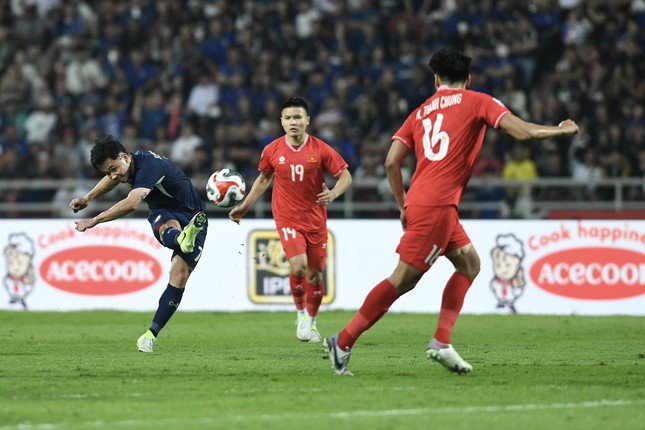 Người Thái nghĩ gì về Xuân Son và bàn thắng tranh cãi của Supachok? - 1