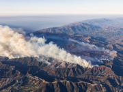 Thế giới - Cháy rừng ở Los Angeles: Tăng gấp đôi lực lượng vệ binh dập bão lửa lan rộng vì gió lớn