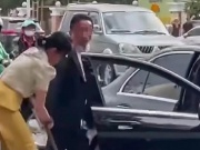 Tin tức trong ngày - Người đàn ông đi Mercedes rút kiếm đòi chém công nhân môi trường