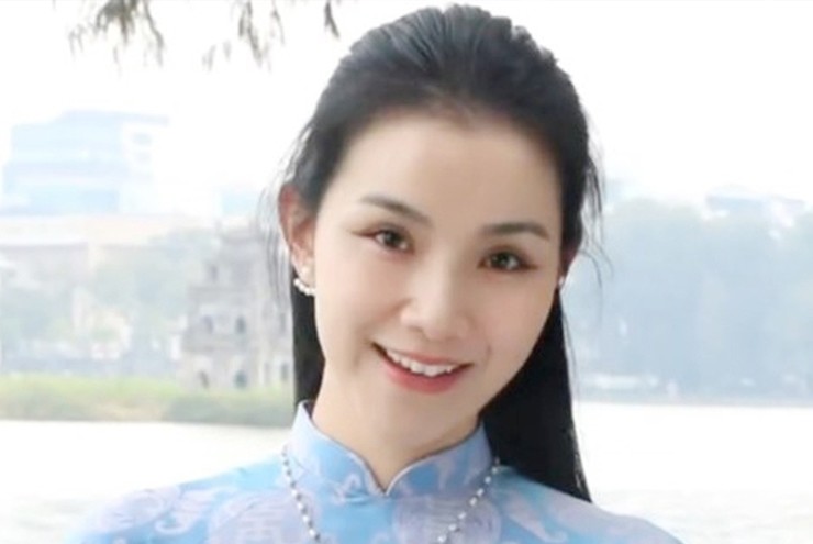 Nhan sắc Hoa hậu đăng quang 17 năm trước bất ngờ gây sốt với clip 38 giây