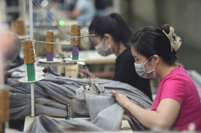 Công nhân may làm việc trong một nhà máy ở Thủ Đức. Ảnh: Thanh Tùng