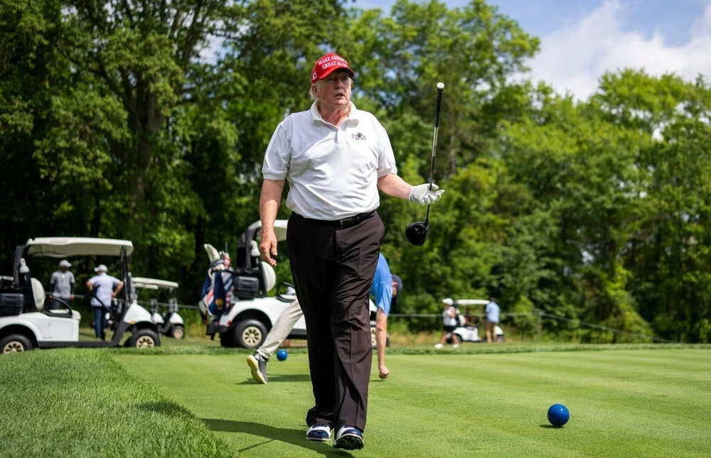 Ông Donald Trump tại sân golf Trump National Golf Club của ông ở thị trấn Bedminster, quận Somerset, bang New Jersey (Mỹ). Ảnh: THE NEW YORK TIMES