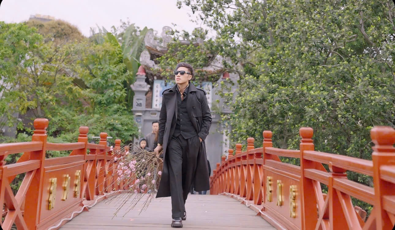 Ca - nhạc sĩ đưa vào MV hình ảnh bản thân đi qua những cảnh đẹp, địa danh gắn với văn hóa - lịch sử nổi tiếng của TP.HCM và Hà Nội.