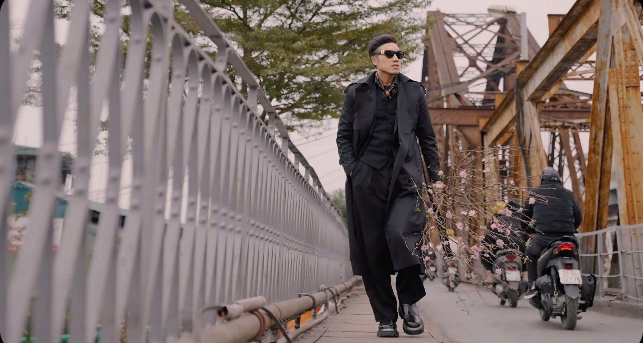 Hình ảnh cành đào luôn xuất hiện trong MV biểu trưng cho xuân về.