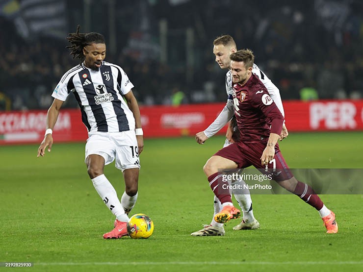 Juventus (áo sọc đen trắng) bất lực trước Torino