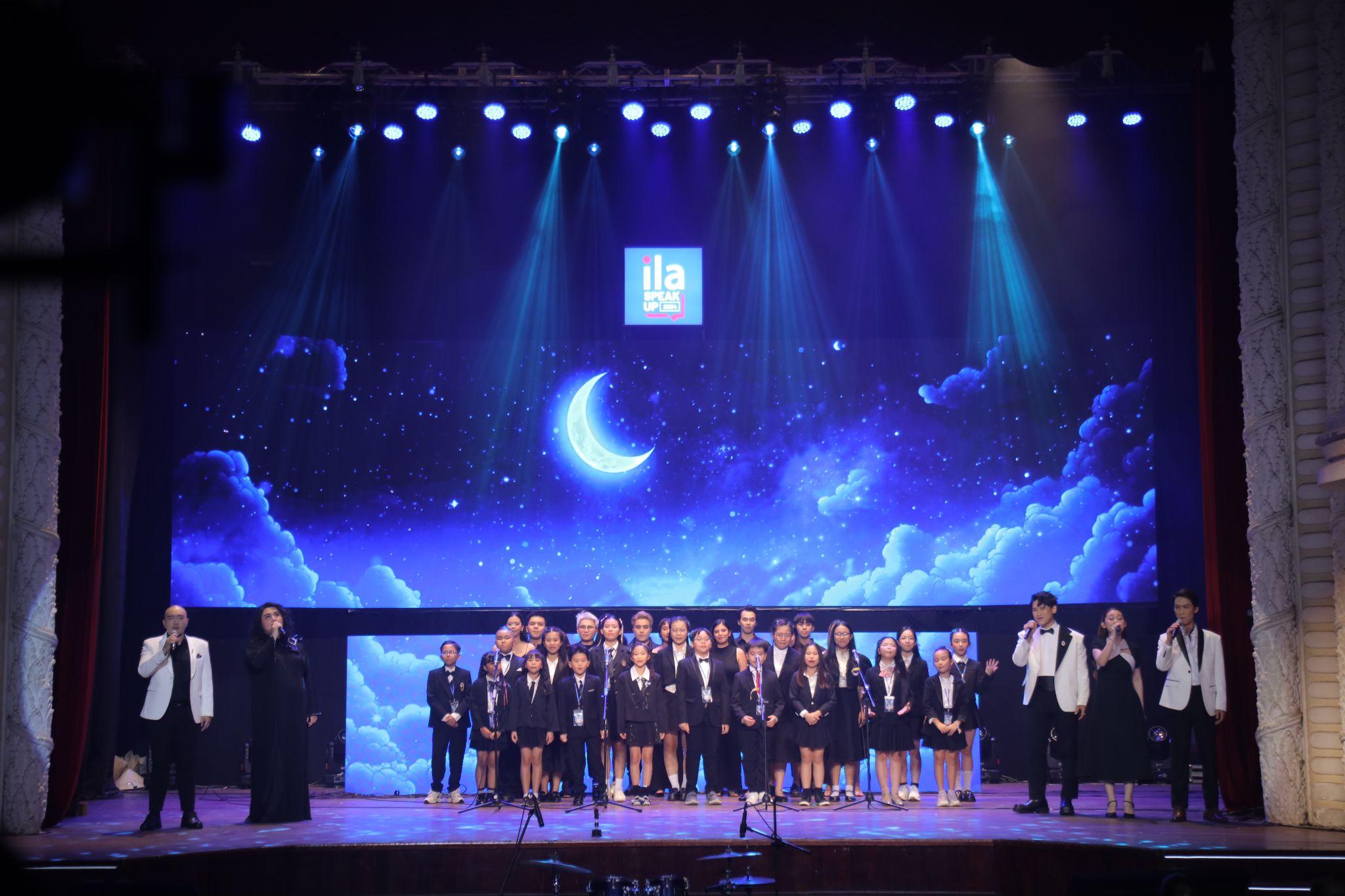 Các thí sinh hát nhạc kịch cùng nhóm ITS