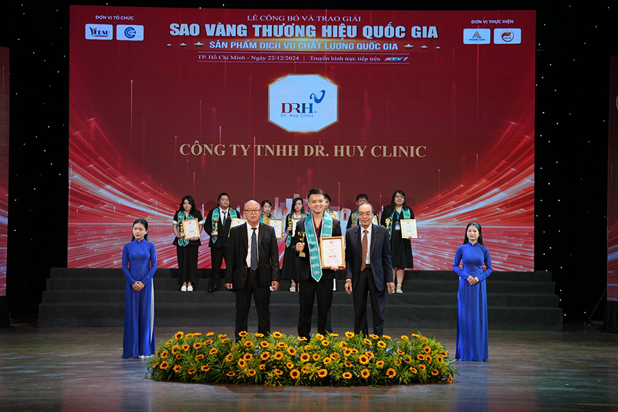 CEO Lê Minh Quốc - Đại diện DRH Clinic nhận giải tại giải Sao Vàng Thương hiệu Quốc gia 2024