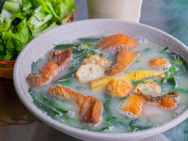 Quán bún cá sữa bán 1.000 bát mỗi ngày ở Hà Nội