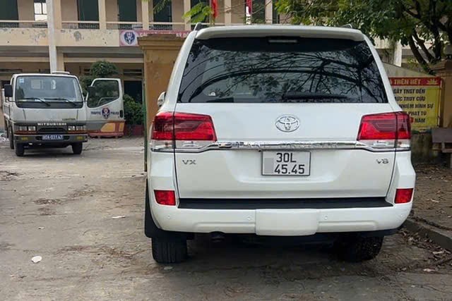 Một tài xế điều khiển ô tô Land Cruiser dán băng dính che biển số đi trên cao tốc bị xử phạt.