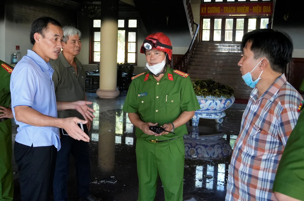 Lãnh đạo Công an tỉnh Bình Phước có mặt để chỉ đạo công tác chữa cháy.