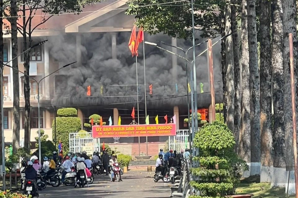 Thời điểm mới xảy ra cháy, trụ sở UBND tỉnh Bình Phước bị bao trùm bởi khói đen.