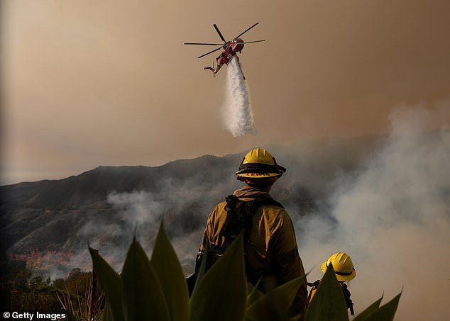 Nhiều người chung tay cùng chính quyền thành phố giúp người dân Los Angeles vượt qua thảm họa.