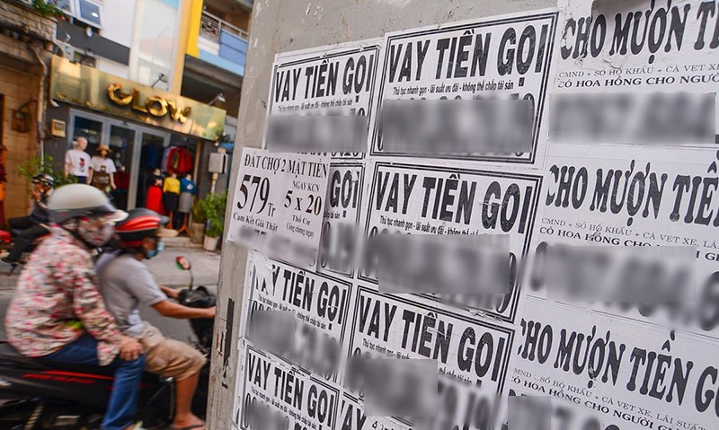 Các tờ rơi, biển quảng cáo cho vay không thế chấp là một trong những thủ đoạn phổ biến của tín dụng đen để thu hút người có nhu cầu vay tiền gấp. Ảnh: Internet