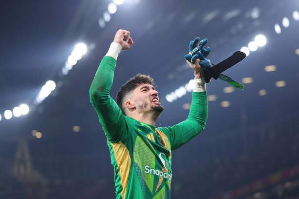 Bayindir 2 lần cản phá các cầu thủ Arsenal trên chấm 11m
