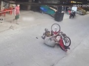 Xe máy - Xe đạp - Clip: Phì cười với pha "chổng vó lên trời" của hai người đi xe máy