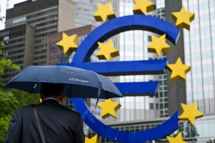 Đồng Euro đã giảm giá hơn 9% so với USD, chính thức rơi vào tình trạng báo động.