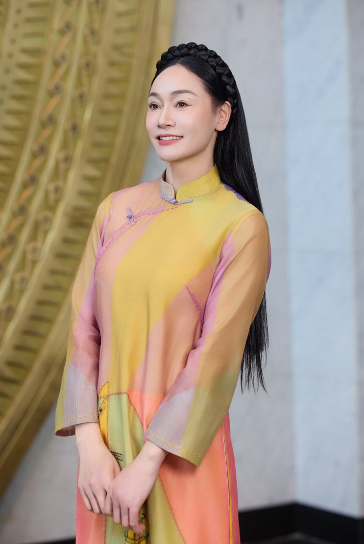 Diễn viên Quách Thu Phương - mẹ chồng Phương Oanh trong Hương vị tình thân trẻ trung với áo dài được ghép họa tiết từ 3 bức tranh của họa sĩ Lê Thiết Cương.&nbsp;
