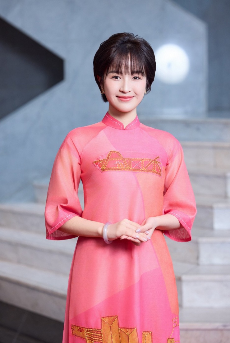 Diện trang phục truyền thống, Thục Anh của phim Hương vị tình thân dịu dàng hơn so với phong cách cá tính thường thấy.