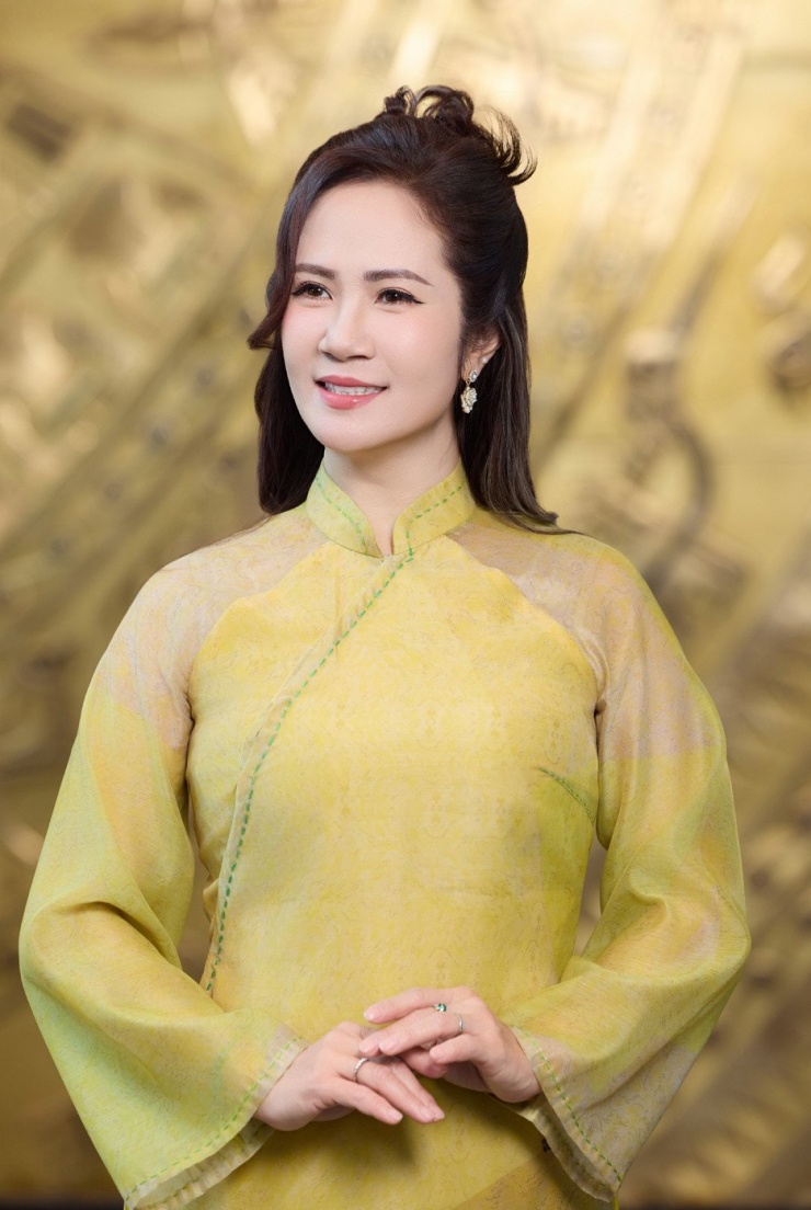 Hình ảnh Ô Quan Chưởng quen thuộc của Hà thành trên tà áo dài mà nghệ sĩ Nguyệt Hằng lựa chọn.