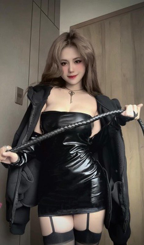 Nữ coser chơi lớn, khoe váy băng keo trong suốt - 8