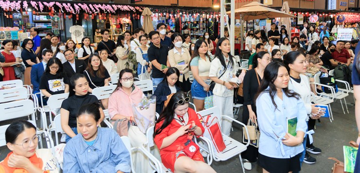 Rất đông khán giả đã tới tham dự buổi giao lưu ký tặng của nhà văn Tuệ Nghi