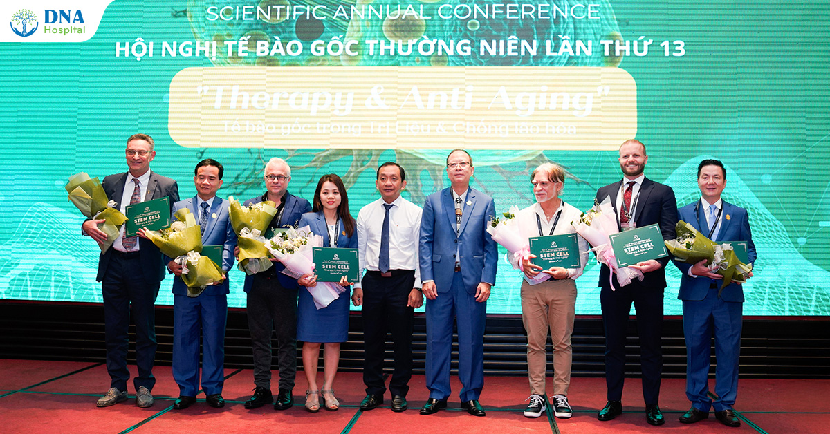 Bác sĩ Phan Thanh Hào - Chuyên gia Y học Chống lão hoá - Chủ tịch Chi hội Chống lão hoá TP. HCM - Chủ tịch Bệnh viện Quốc tế DNA (phía ngoài cùng bên phải) cùng các chuyên gia tại Hội nghị Tế bào gốc thường niên lần thứ 13