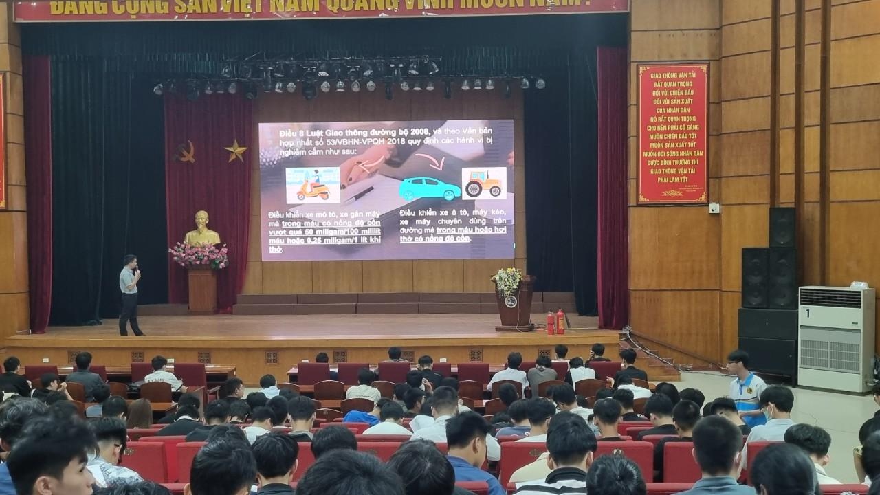 Sinh viên tham gia buổi đào tạo về tác hại của việc sử dụng rượu bia khi điều khiển phương tiện giao thông tại Đại học Giao thông vận tải