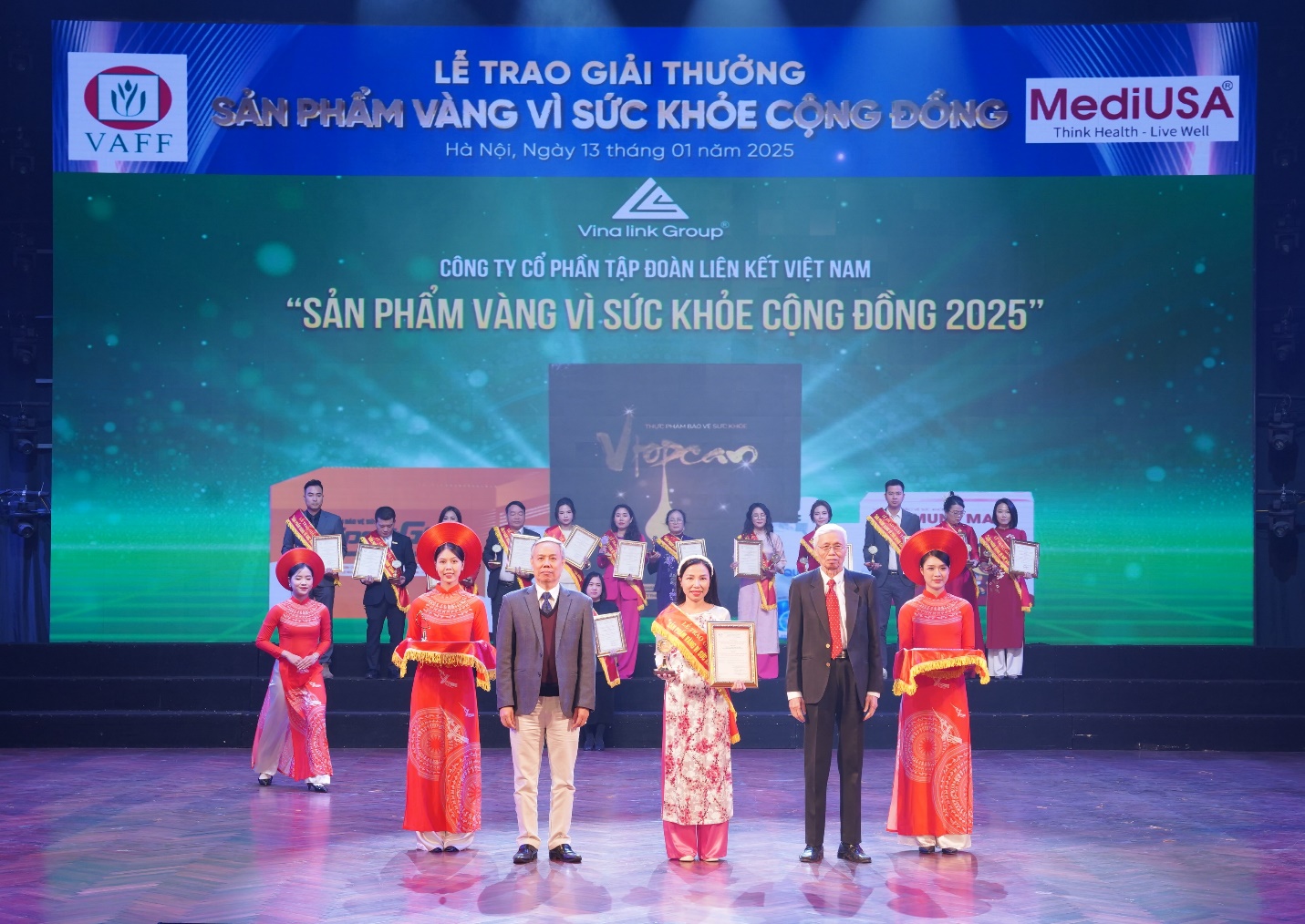 GS. TS. Lê Văn Truyền - Nguyên Thứ trưởng Bộ Y tế và TS. Nguyễn Hùng Long - Phó Cục trưởng Cục an toàn thực phẩm Bộ Y tế trao Huy chương vàng Vì sức khỏe cộng đồng năm 2025 cho đại điện của Vinalink Group