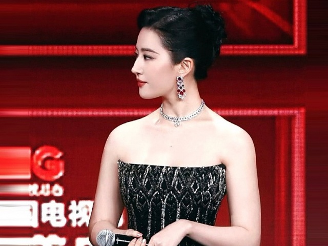 Lưu Diệc Phi vai thon, ngực đầy trên thảm đỏ