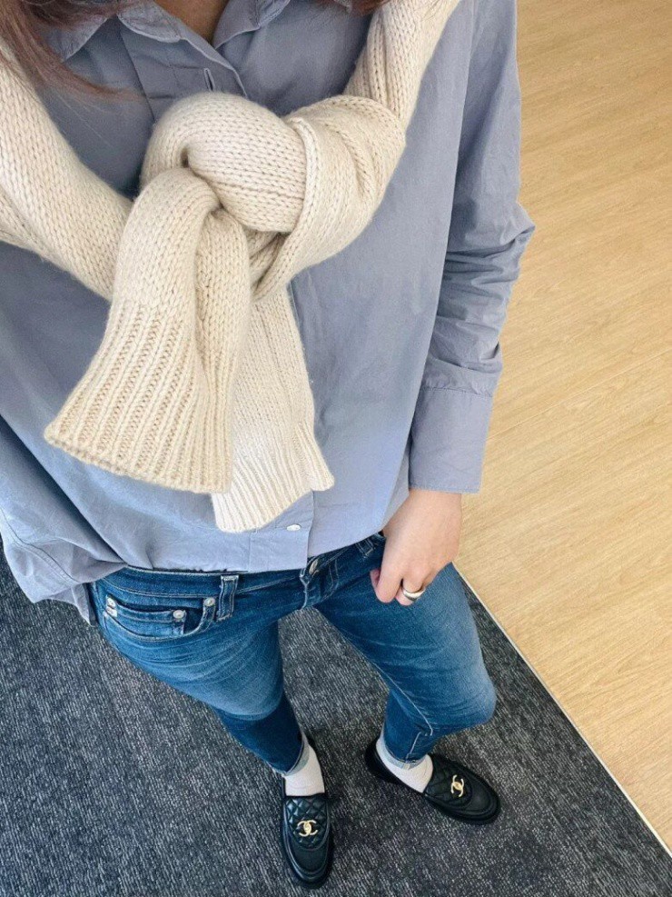 Đây là bộ trang phục lý tưởng cho môi trường công sở, những buổi họp quan trọng, hoặc ngay cả những ngày bạn muốn mình thật chỉn chu nhưng vẫn thoải mái.