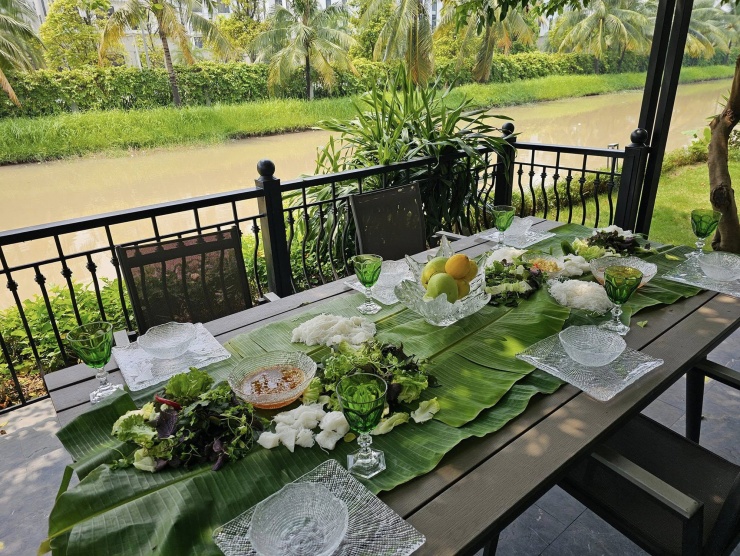 Phú bà Ngô Thùy Linh - Á hậu Doanh nhân Thế giới người Việt, cũng đang sống trong một căn biệt thự ven sông tại Vinhomes Riverside Long Biên. (Nguồn: FBNV).