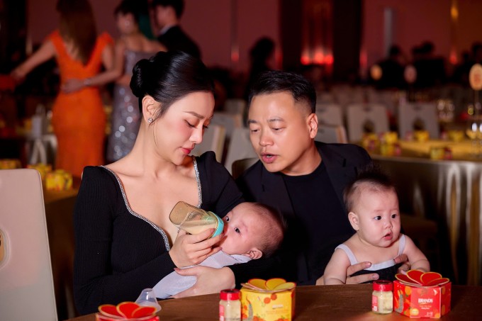 Kết quả, Phương Oanh cùng cặp song sinh Jimmy - Jenny giành giải 'Ngôi sao của năm' hạng mục Hot Mom/Hot Dad & Kid. Sự kiện cũng đánh dấu lần đầu tiên vợ chồng Phương Oanh - Shark Bình đưa hai con lên thảm đỏ.