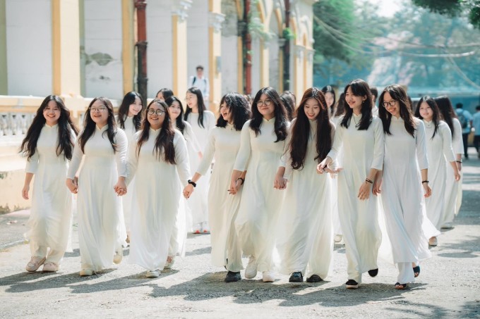 Nữ sinh trường THPT chuyên Chu Văn An trong ngày 20/10/2024. Ảnh: Fanpage nhà trường