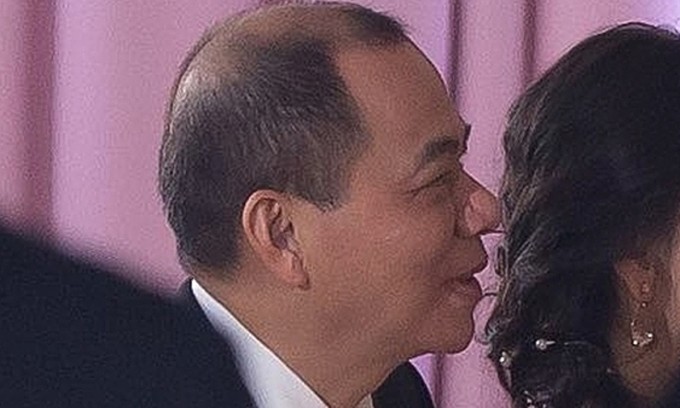 Từ sáng sớm, tỷ phú Phạm Nhật Vượng - Chủ tịch tập đoàn Vingroup - có mặt tại nhà con dâu ở phường Ba Đình. Trước đó, ông và vợ lưu trú ở một khách sạn trên đường Trần Phú, chuẩn bị cho buổi lễ. Tỷ phú Phạm Nhật Vượng có ba người con, chú rể Minh Hoàng là con thứ hai của ông.