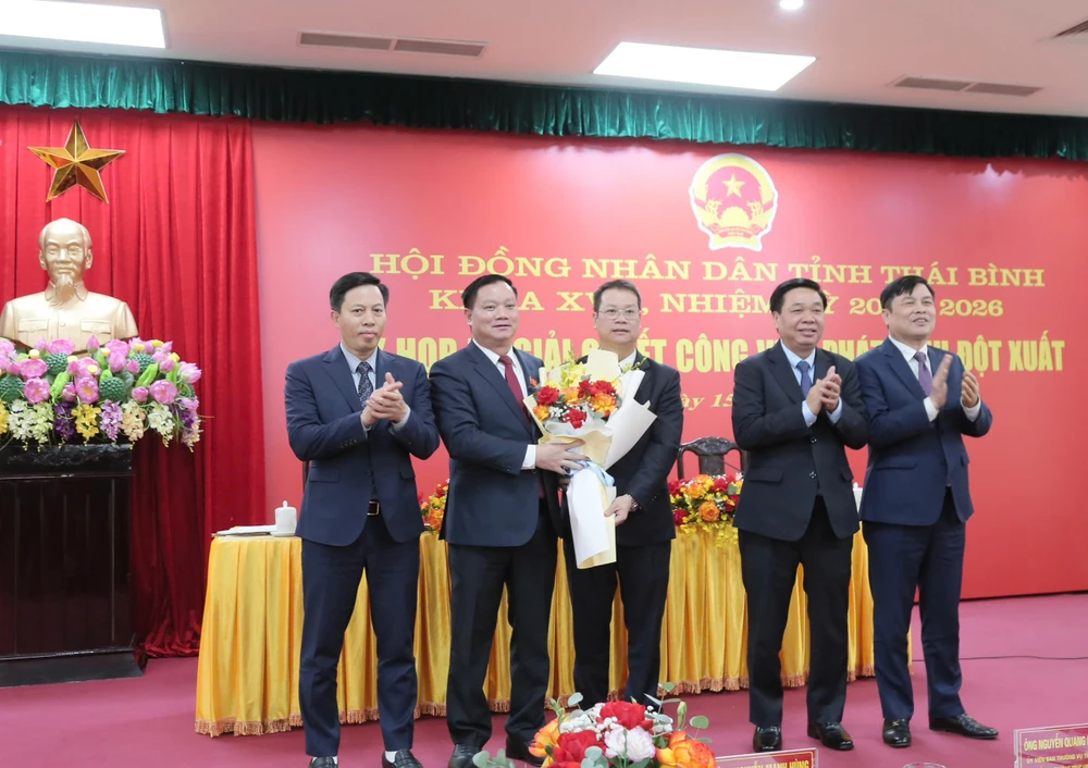 Ông Nguyễn Khắc Thận, Bí thư Tỉnh ủy và các Phó Chủ tịch UBND tỉnh Thái Bình tặng hoa chúc mừng ông Nguyễn Mạnh Hùng. Ảnh: HL