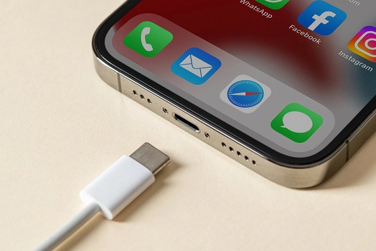 Điện thoại cũng có cổng kết nối USB-C hiện đại.