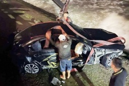 Tài xế lái xe Mercedes lao xuống biển Nha Trang ra trình diện