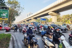 Tin tức trong ngày - Đi 65km từ quê lên Hà Nội bằng thời gian di chuyển 2km khi ùn tắc