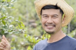 Đàn ông - Diễn viên hài Tiết Cương cưới vợ kém 26 tuổi, bất ngờ được &quot;lên chức&quot; ở tuổi 52