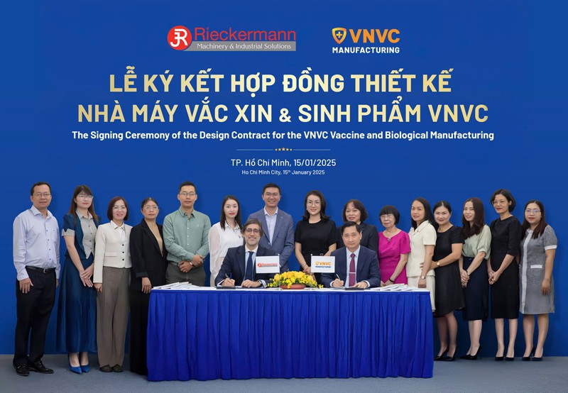 Ông Ngô Chí Dũng, Chủ tịch HĐQT, Tổng Giám đốc Công ty Cổ phần Vacxin Việt Nam (VNVC) và ông Jorge Domingo Guerra, Giám đốc phát triển kinh doanh Tập đoàn Rieckermann, ký hợp đồng thiết kế Nhà máy sản xuất vắc xin và sinh phẩm VNVC.